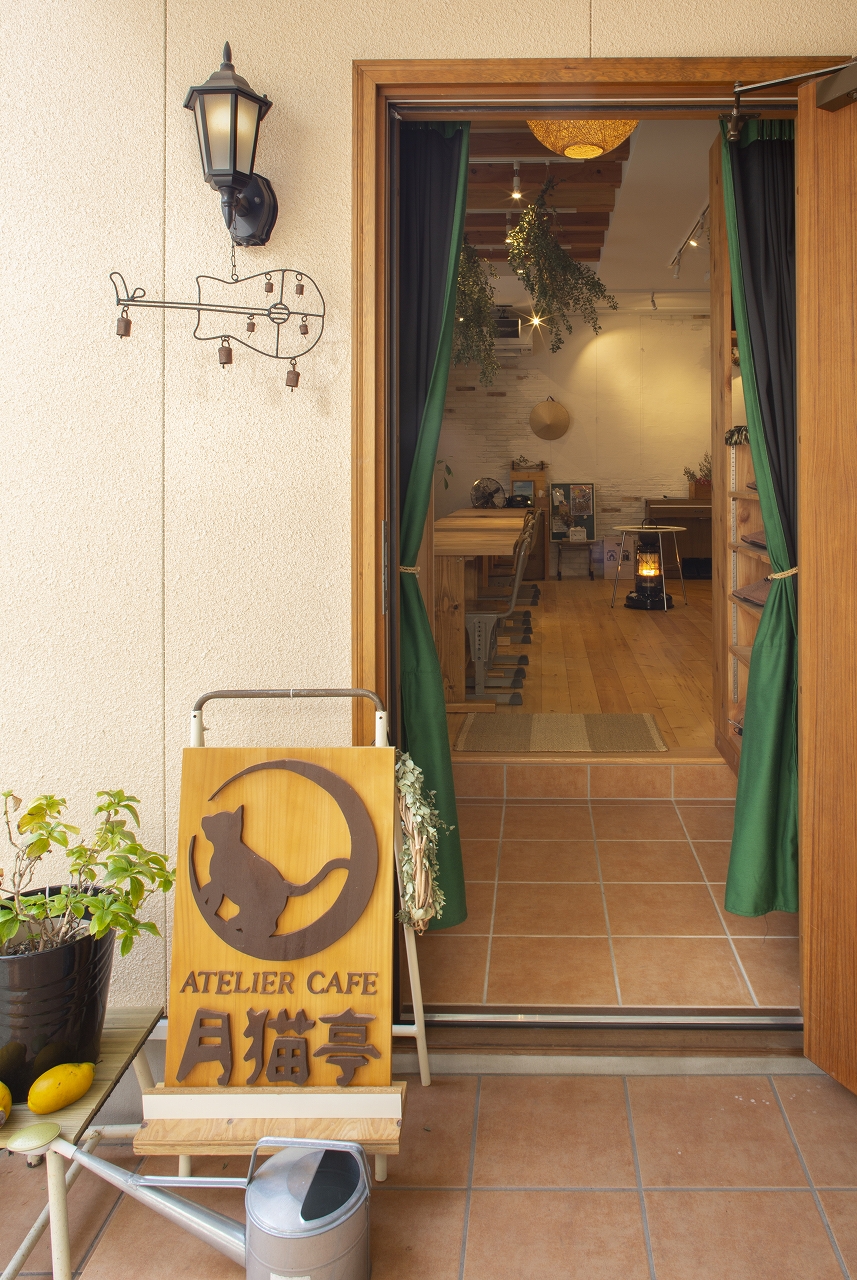 カフェの玄関